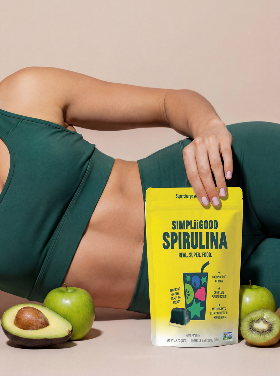 SimpliiGood pack with a fresh green smoothie